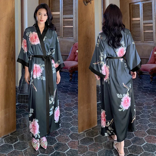Robe de Chambre Femme Satin – Noir Kimono Fleuri Pivoine